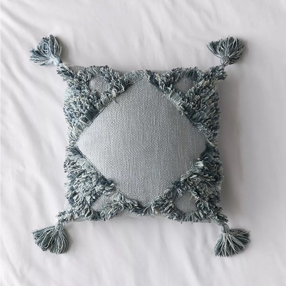 🆕 Urban Outfitters Hedda Blue Textured Throw Pillow with Tassels - Picture 1 of 2